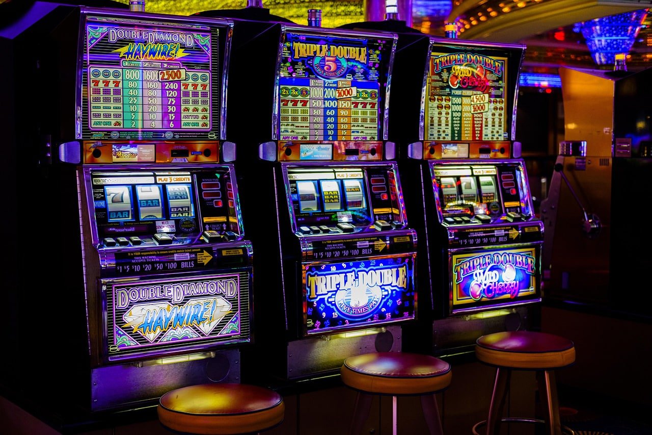 Màn hình slot nổ hũ jackpot tại hlx79 với nhiều chủ đề hấp dẫn dành cho người chơi Việt