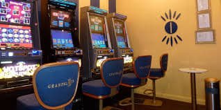 Người chơi Việt Nam tham gia bàn baccarat Live Casino trên điện thoại tại hlx79